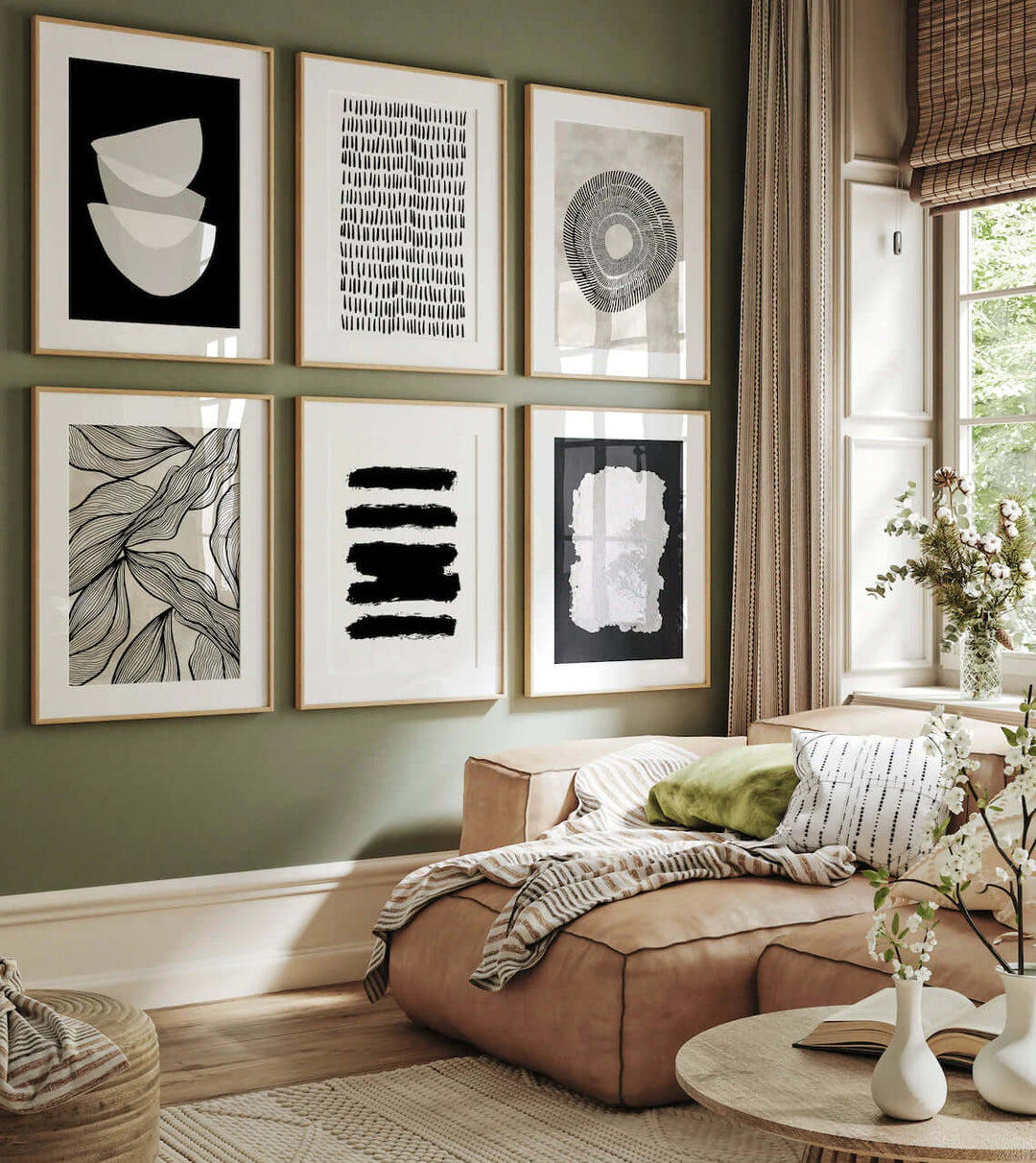 Set de láminas decorativas y cuadros abstractos para decorar las paredes de un salón.